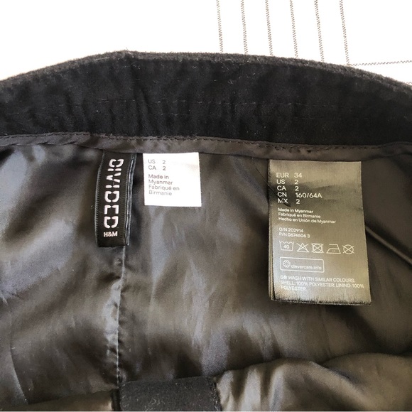 H&M black faux suede skirt| Button down skirt| Size 2 - Picture 5 of 8